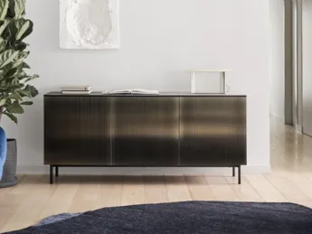 La Madia Vertical in vetro di Calligaris unisce design contemporaneo e funzionalità.