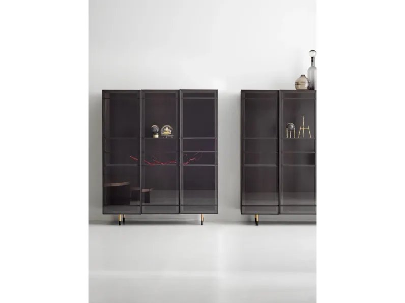 Madia York 3 ante Vetrina in noce con ante in vetro di Modesign