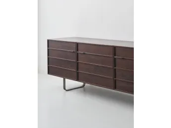 Madia Zen in noce canaletto, un capolavoro di design e semplicità.