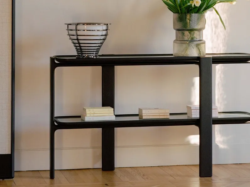 Mobile ingresso Duo Consolle in legno massello di Frassino con ripiani in vetro di Poltrona Frau