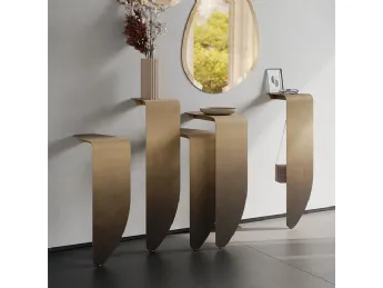 La consolle in metallo Peninsula di Cattelan Italia definisce spazi eleganti e funzionali.