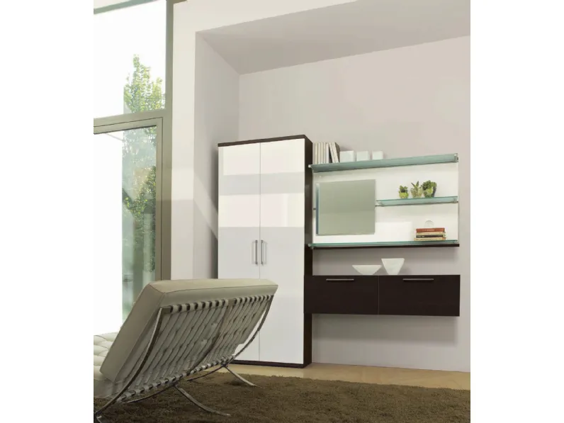 Mobile ingresso in laccato bianco lucido a due ante con mobile sospeso in melaminico Wengè e mensole in cristallo Proposta 07 di Primula