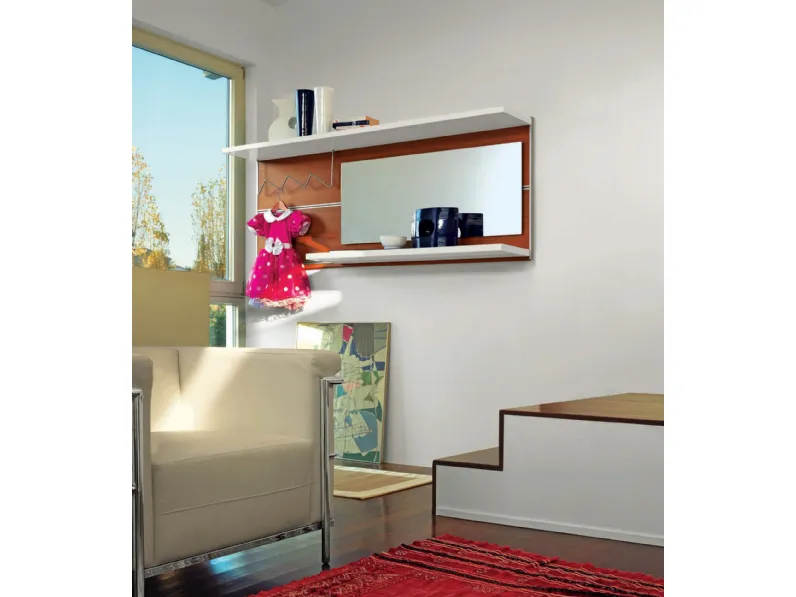 Mobile ingresso sospeso in melaminico Ciliegio e mensole in laccato bianco opaco, specchiera e appendiabiti Proposta 32 di Primula