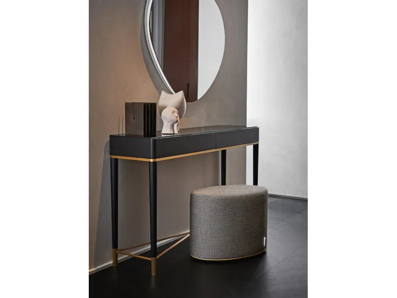 Mobile ingresso Tama Console in frassino tinto nero con parti metalliche laccate ottone satinato e top in cristallo di Gallotti&Radice