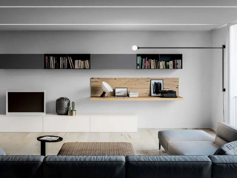 Parete Attrezzata Fly&Kyton 2 in laccato bianco opaco e legno di Briccola naturale di Nova Cucina