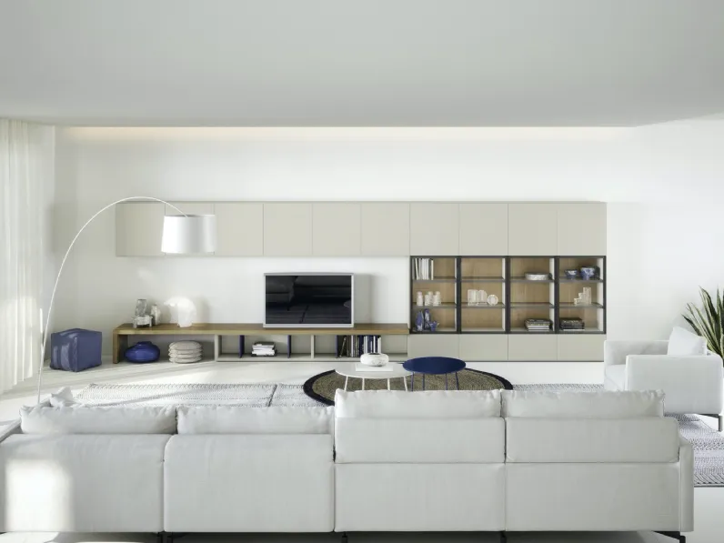 Parete Attrezzata Mensole e piani a muro 02 in laccato opaco e legno di Novamobili