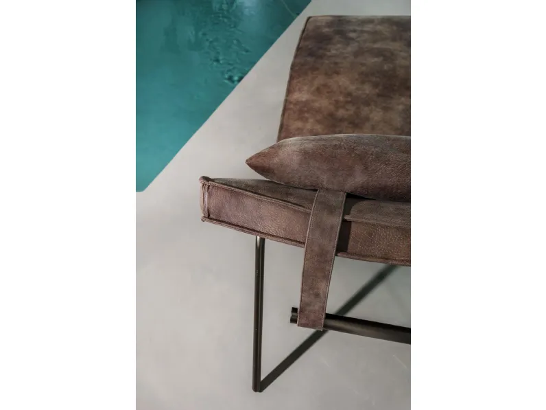 Poltroncina relax rivestita in pelle vintage Daybed di Enrico Pellizzoni