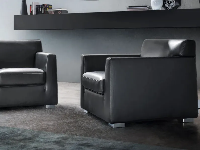 Poltroncina bassa moderna in pelle Fred di Gurian