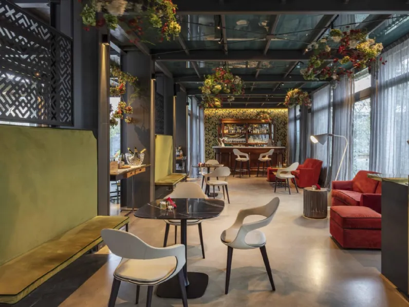 Poltroncina in pelle con gambe in legno Frenchkiss di Enrico Pellizzoni