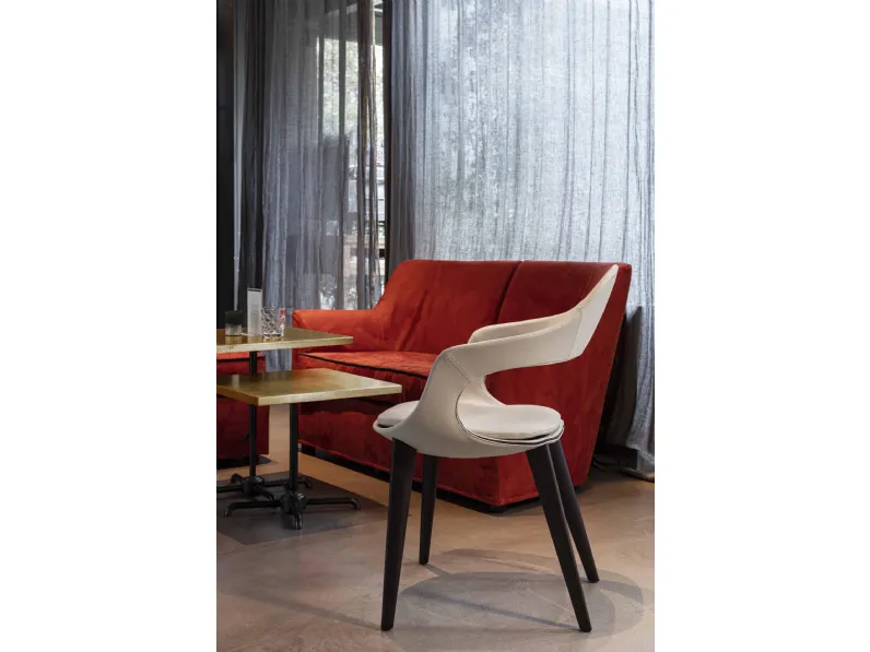 Poltroncina Frenchkiss di Enrico Pellizzoni