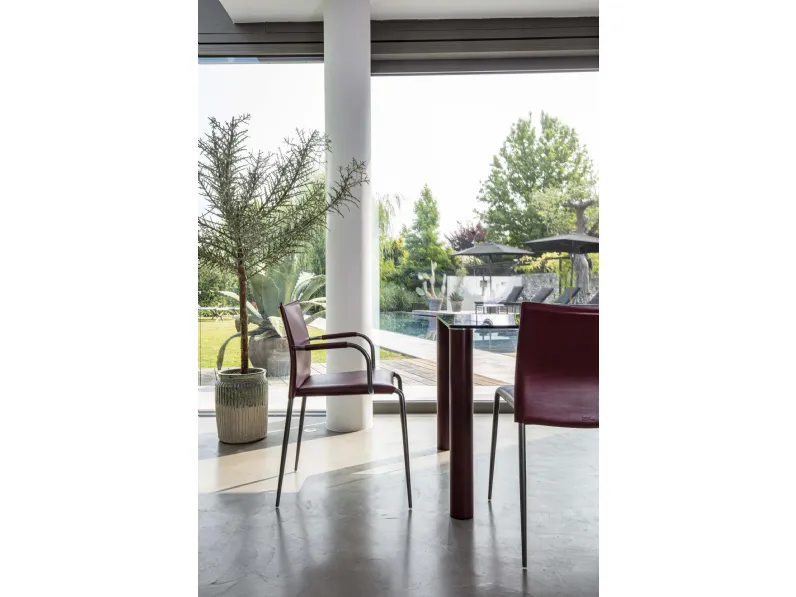 Poltroncina rivestita in cuoio con struttura in metallo Gazzella di Enrico Pellizzoni