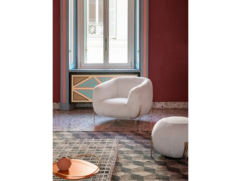 Poltroncina in tessuto dalla forma accogliente Geo di Saba