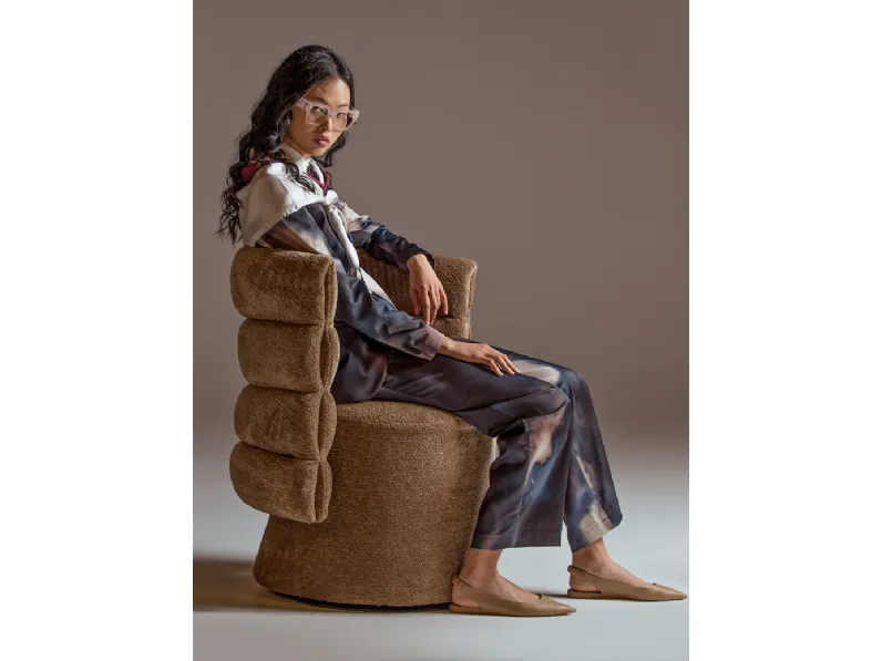 Poltroncina di design in tessuto imbottito Lady G di Calia