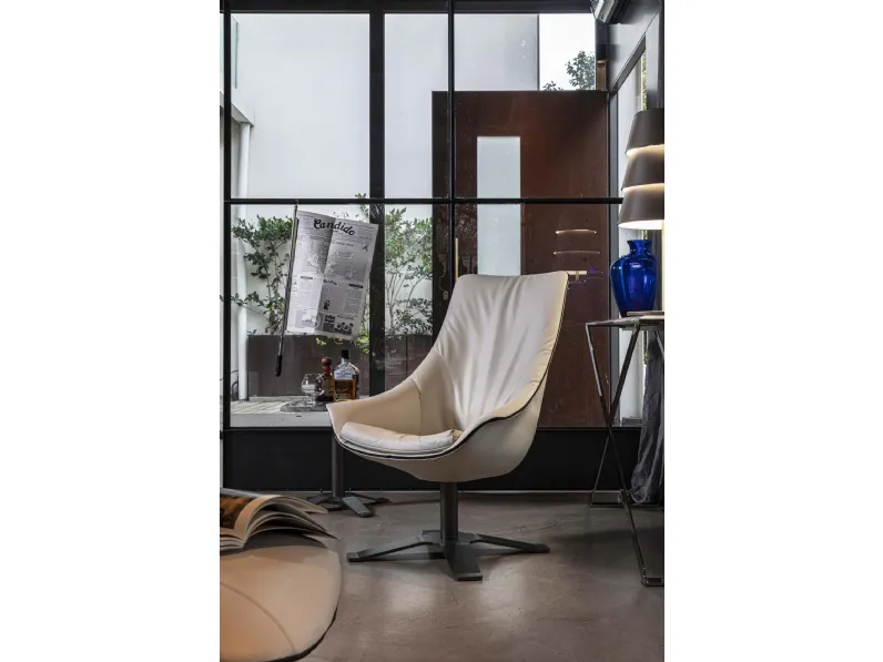 Poltroncina relax con schienale alto rivestita in cuoio Lullaby di Enrico Pellizzoni