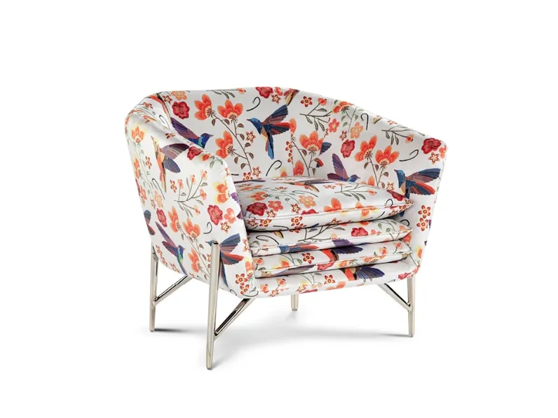 Poltroncina in tessuto floreale con seduta stratificata Mater Familias di Calia