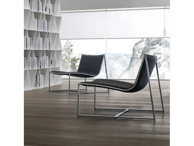 Poltroncina in pelle con lavorazione intrecciata e struttura in acciaio Samoa 02 di Alivar