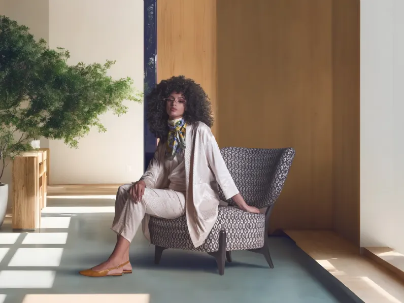 Poltroncina in tessuto con piedini in metallo Silla di Calia