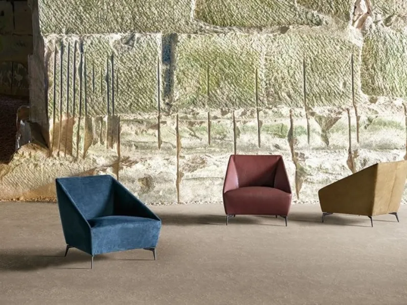 Poltrona in tessuto o pelle con piedini in metallo Zoe di Alivar