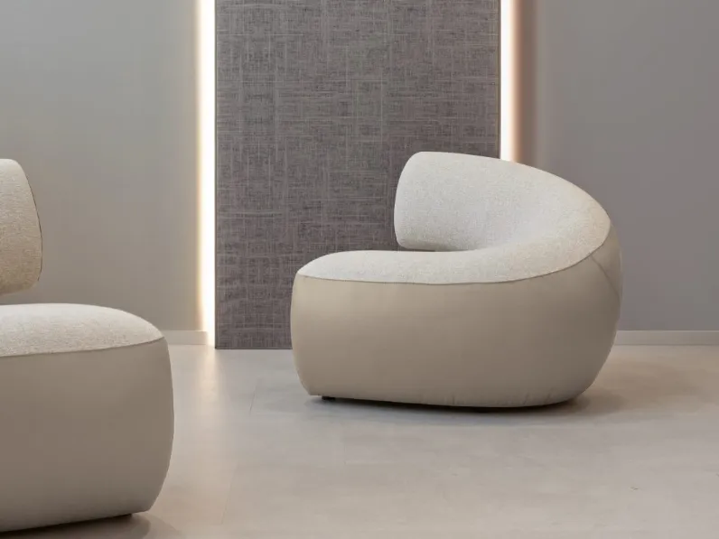 Poltrona in tessuto e pelle Abbracci di Max Divani