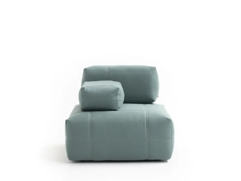 Poltroncina in tessuto, imbottita dalle forme squadrate AeroZeppelin di Moroso