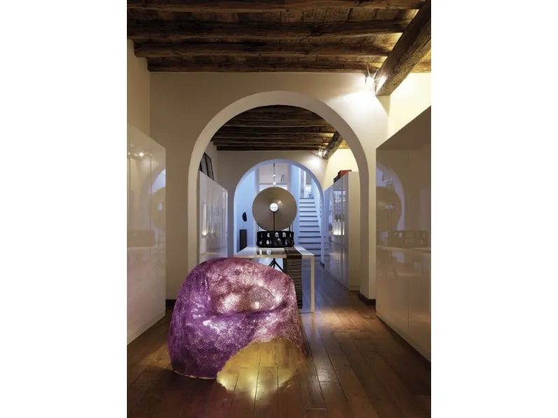 Poltrona di design Alice realizzata con filo plastico di puro policarbonato traslucido intrecciato insieme a cinque metri di luci led per illuminarla dall’interno di Edra