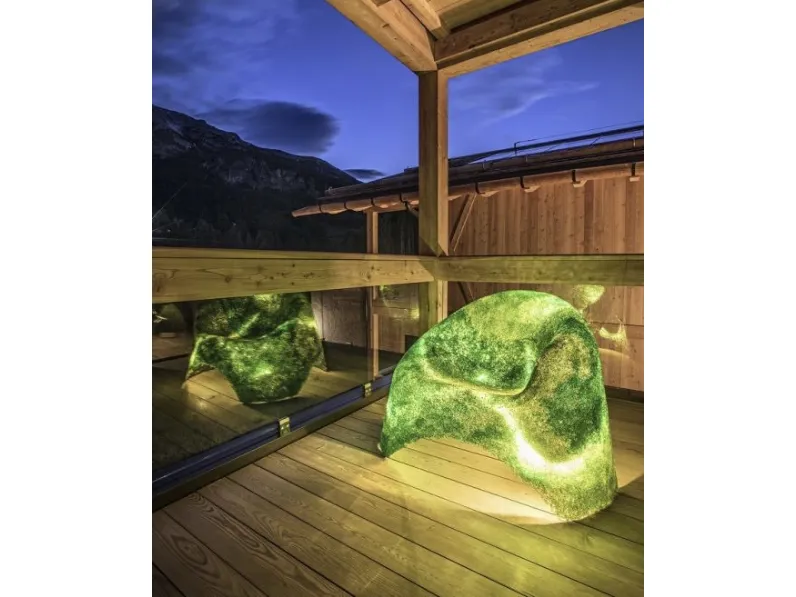 Poltrona di design Alice realizzata con filo plastico di puro policarbonato traslucido intrecciato insieme a cinque metri di luci led per illuminarla dall’interno di Edra