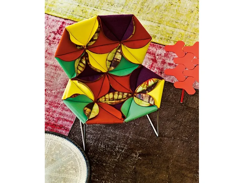 Poltroncina di design in tessuto con lavorazione a petali sul davanti Antibody di Moroso