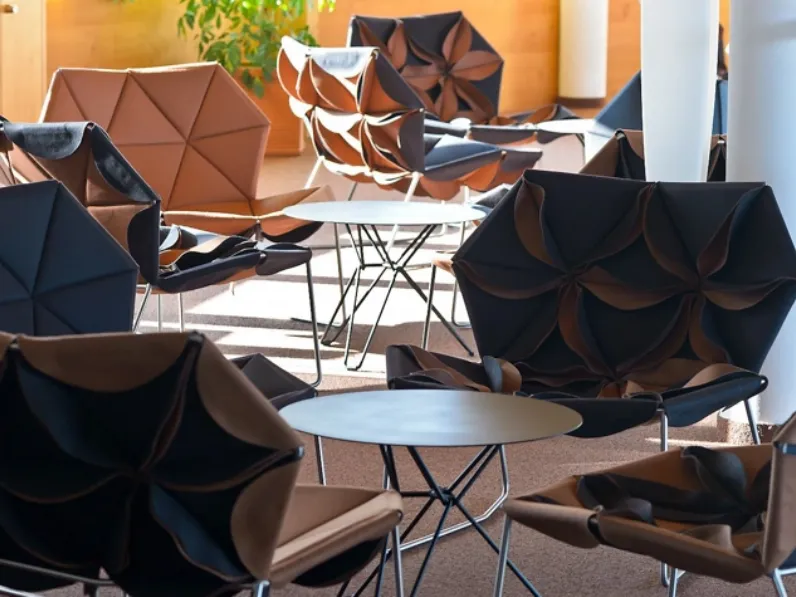 Poltroncina di design in tessuto con lavorazione a petali sul retro Antibody di Moroso