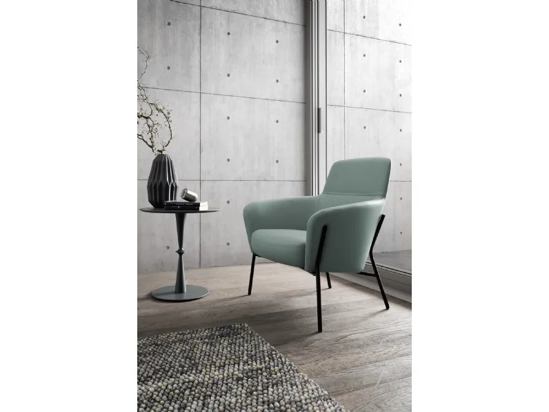 Poltroncina in tessuto con basamento in acciaio verniciato nero opaco Ara di DHome