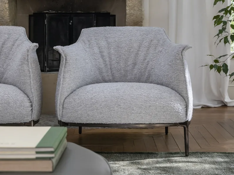 Poltroncina in morbido tessuto imbottito Archibald di Poltrona Frau