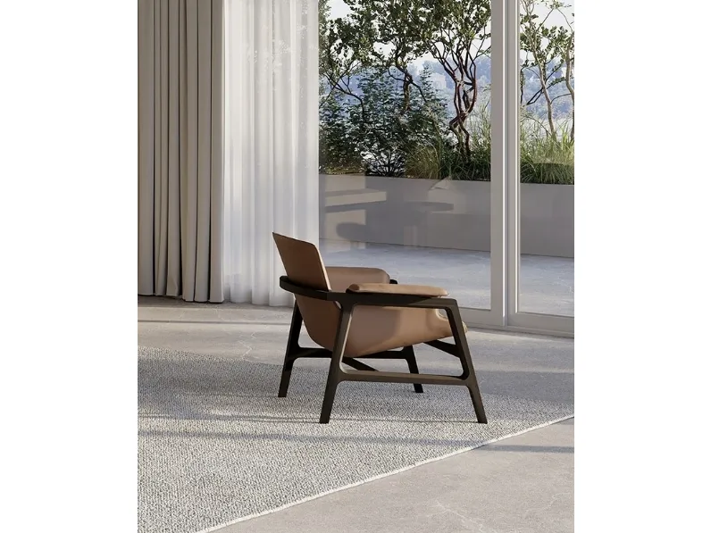 Poltrona Arianna in pelle con struttura in legno massello di Frigerio