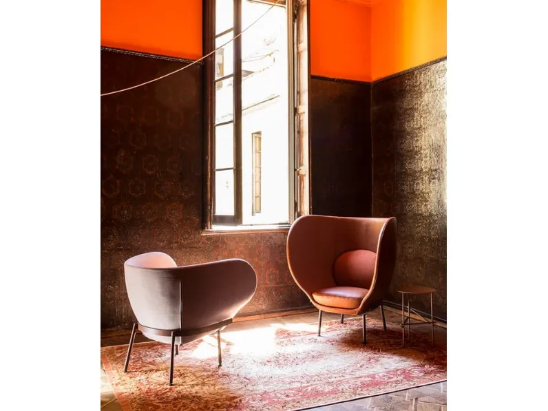 Poltroncina in tessuto con schienale alto o basso e piedini in acciaio Armada di Moroso