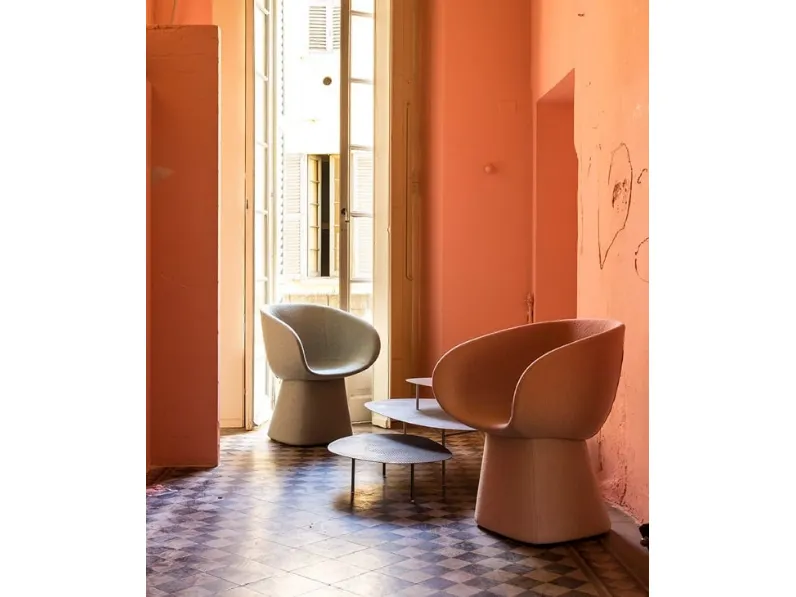 Poltroncina in tessuto morbida e avvolgente con piedistallo rivestito in tessuto Armada di Moroso