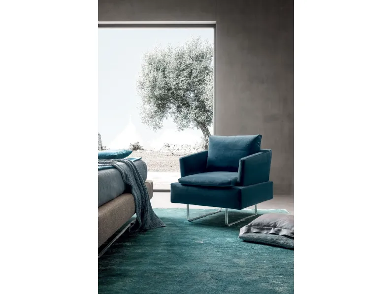 Poltroncina in tessuto con piedi in acciaio cromato Assonanza di DHome