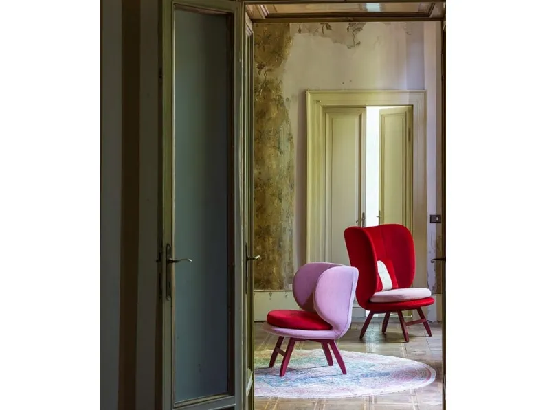 Poltroncina avvolgente in tessuto con seduta imbottita e base in frassino verniciato Ayub di Moroso