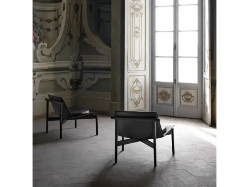 Poltroncina in cuoio e legno massello Eryt di B&B Italia