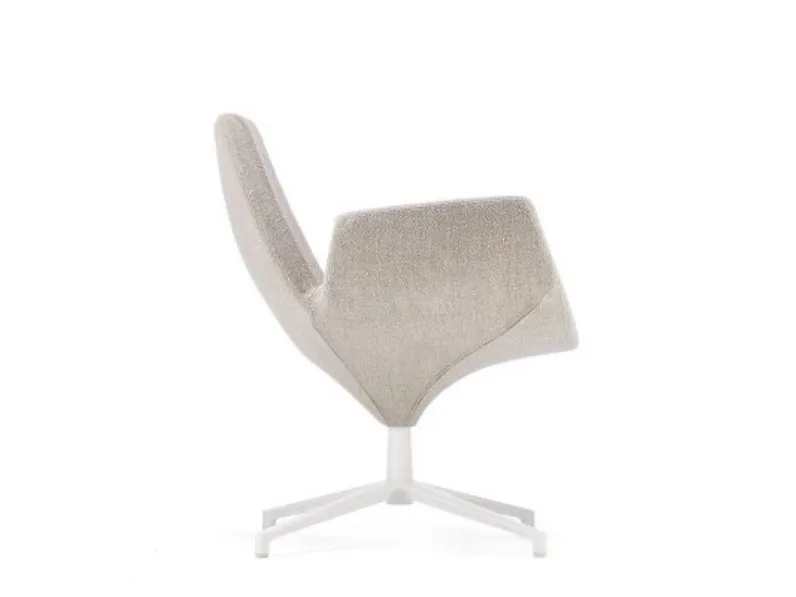 Poltroncina dal design avvolgente Beetle Low Back di Infiniti