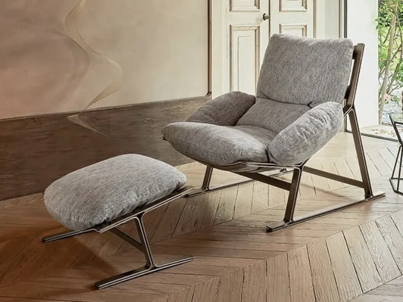 Poltrona Belair in tessuto imbottito con struttura in metallo di Arketipo