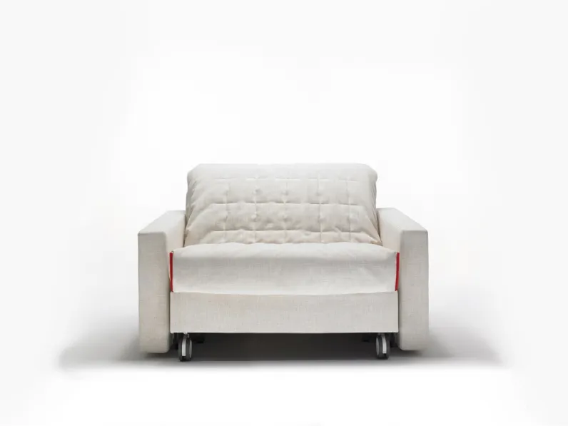 Poltrona ampia in tessuto imbottito con profili rossi BK 129 Modern di BK Group