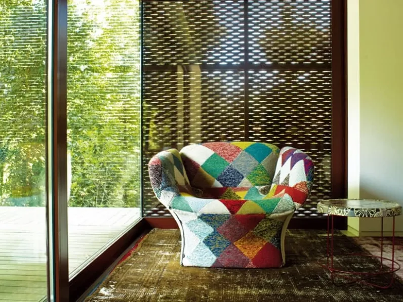 Poltrona in tessuto ispirata nelle forme ad un fiore che sboccia Bloomy di Moroso