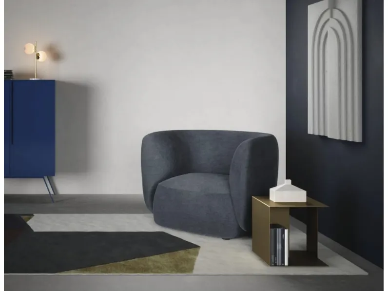 Poltroncina Blossom in tessuto imbottito dalle linee curve di Novamobili