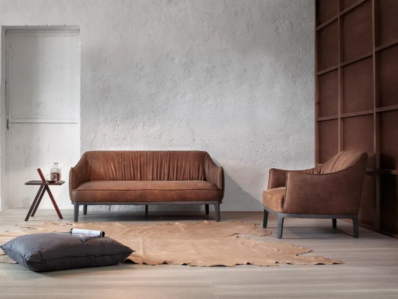 Poltrona Blossom in pelle con schienale interno plissettato e base in massello di Frassino di Potocco