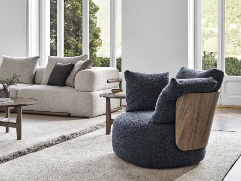 Poltrona Calin in tessuto imbottito e legno di Porada