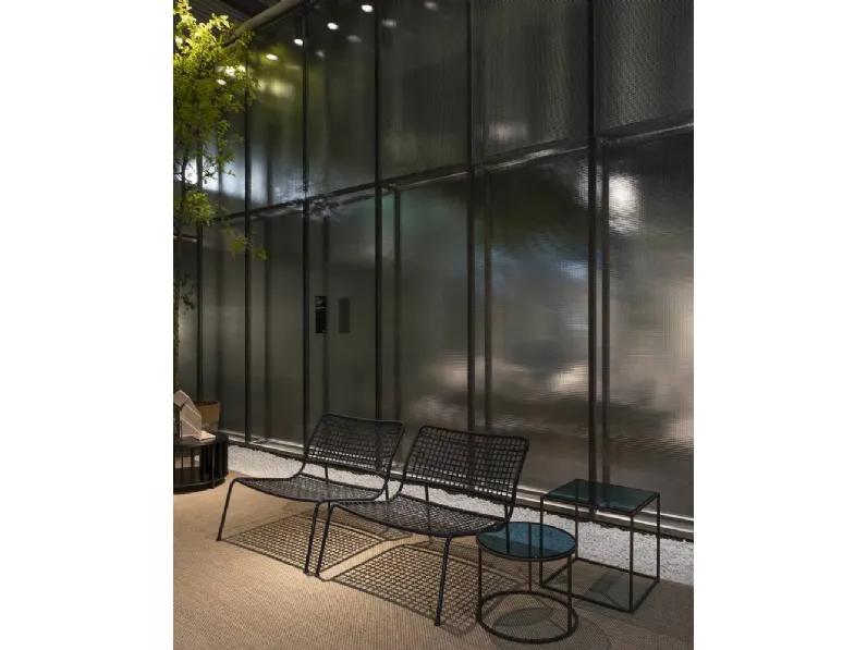 Poltrona con struttura in carbonio e seduta e schienale in poliestere lavorato ad intreccio Carbon Frog di Living Divani