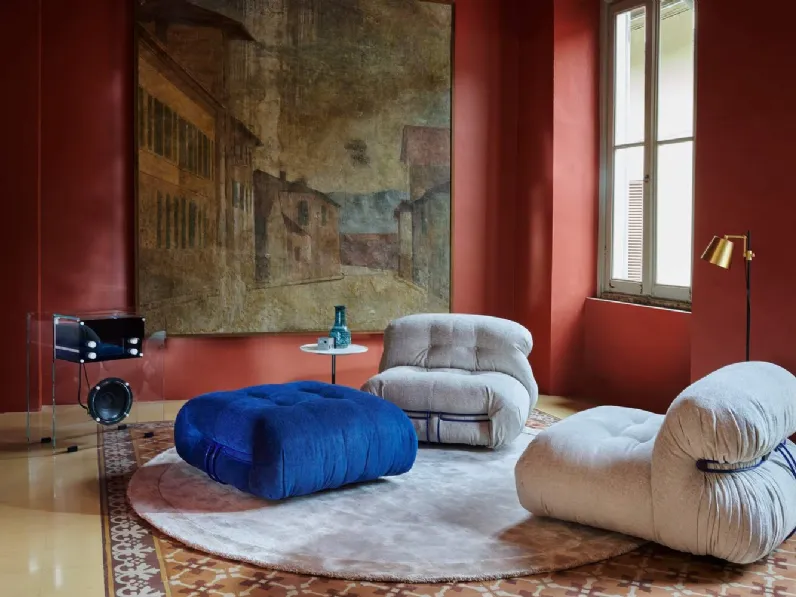 Poltrona di design in tessuto dalle linee morbide e generose Soriana di Cassina