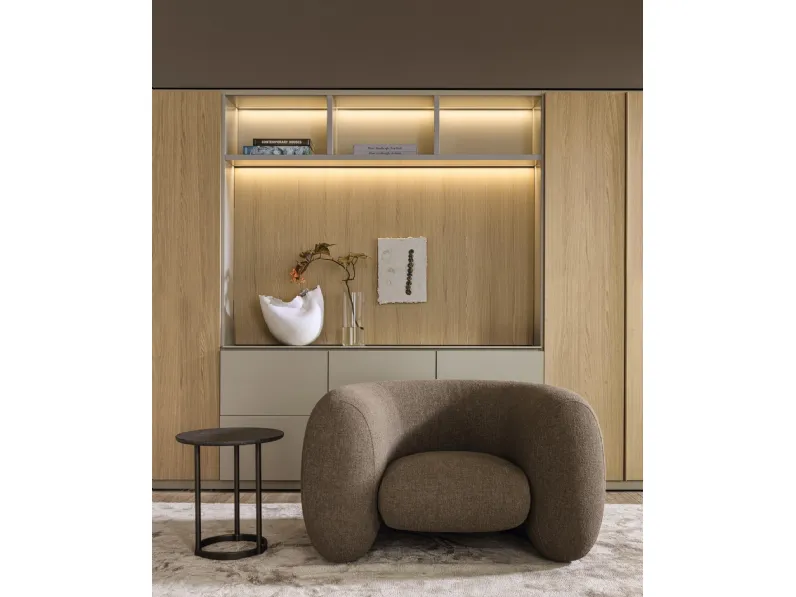 Poltrona morbida e avvolgente in tessuto Cinnamon di Molteni & C