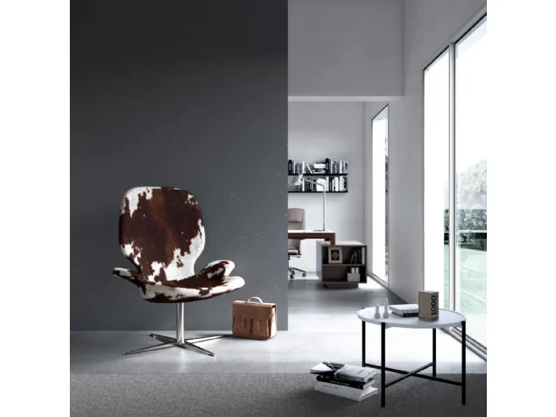 Poltrona in pelle di mucca pezzata con struttura in metallo Clarke di Estel