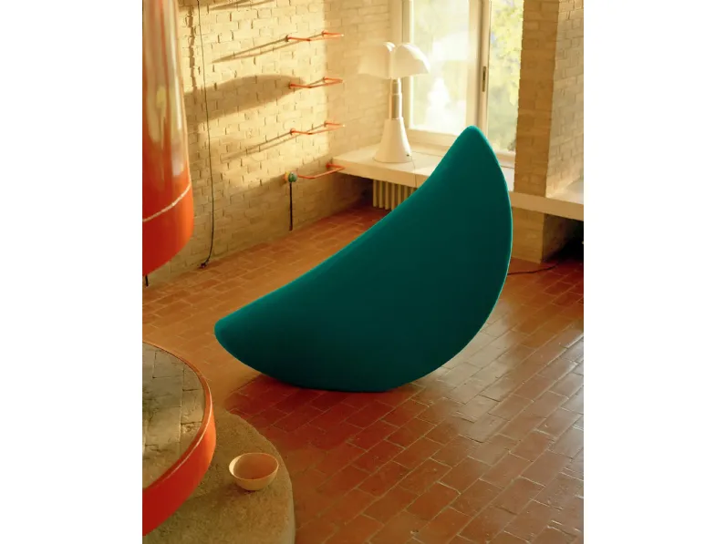 Poltrona di design in tessuto Clo a forma di luna di Campeggi