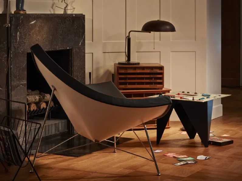 Poltrona in tessuto con scocca in polipropilene e base in acciaio Coconut Chair di Vitra