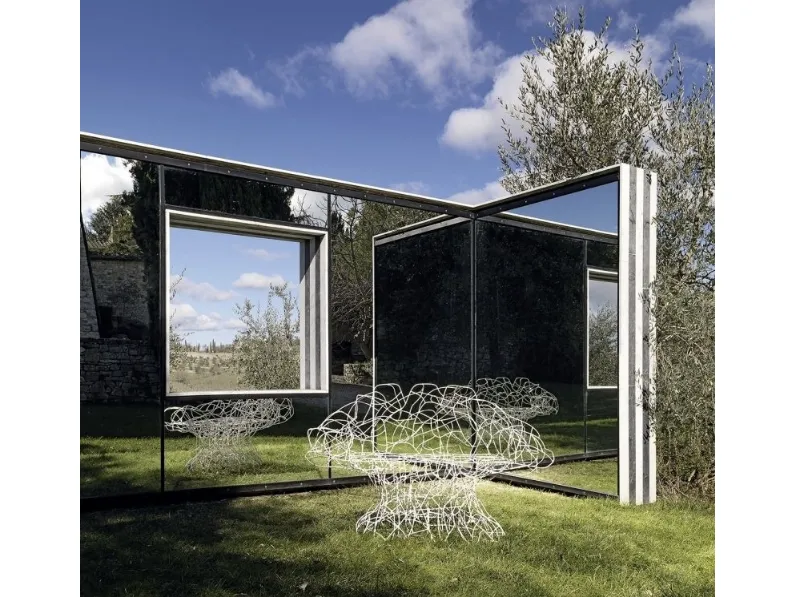 Poltroncina di design Corallo formata dall’intreccio irregolare di filo d’acciaio inox curvato a mano di Edra